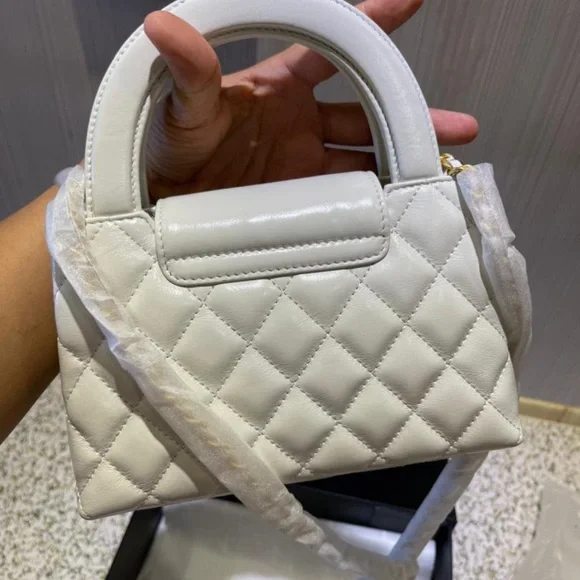 CHANEL Kelly white Leather Handbag with Gold Accents - Picture 5 of 9